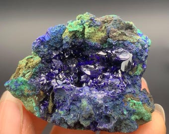 モロッコのトゥイシット産の奇妙な青いアズライトの塊 • 4グラムの天然