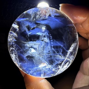 Bellissima sfera di cristallo rutilo blu naturale da 62 mm, sfera di quarzo ialino dal Brasile, sfera di cristallo, piume d&#39;angelo blu, 326 g