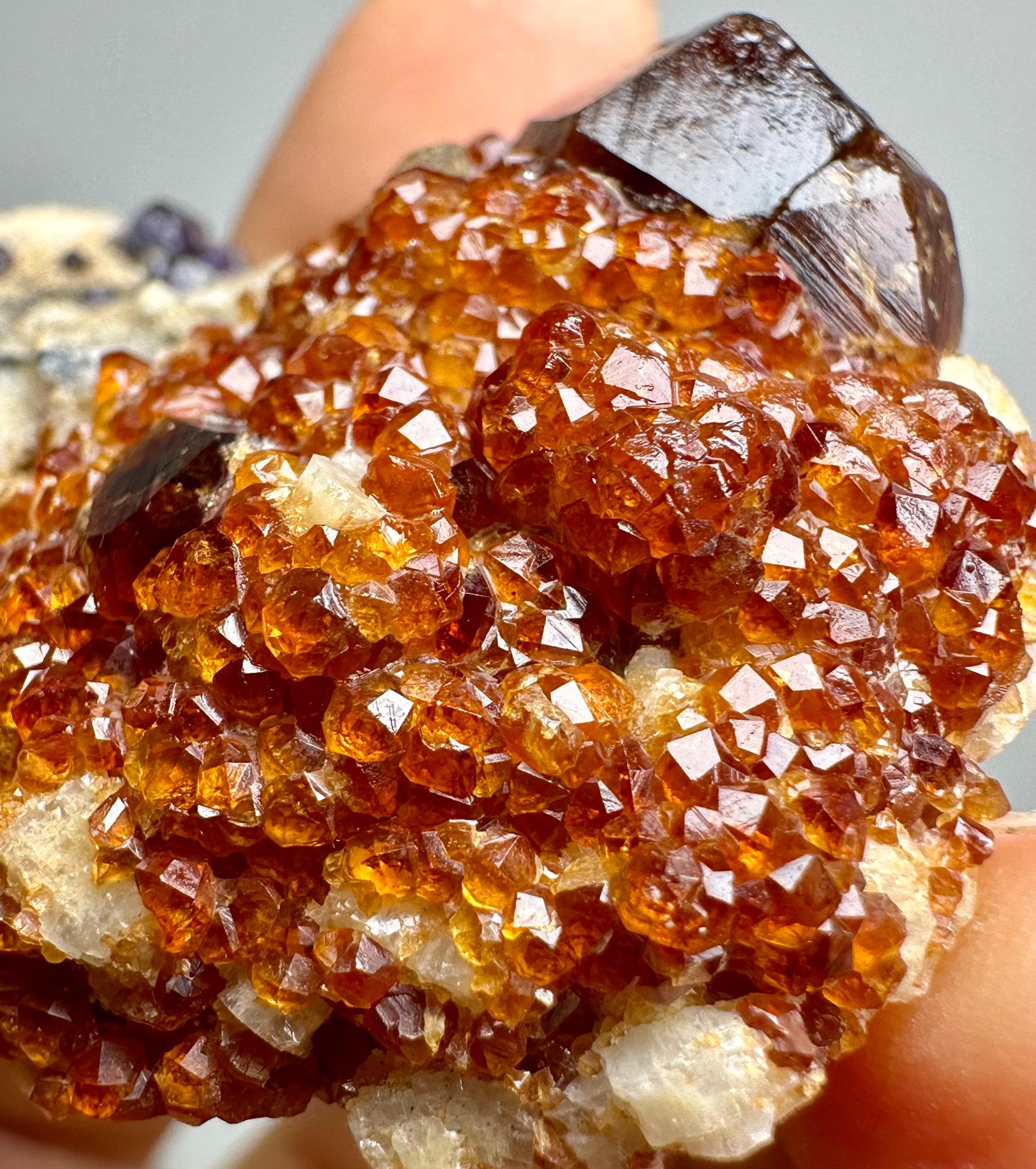 中国福建省産スモーキークリスタルクォーツ入りオレンジガーネット原石