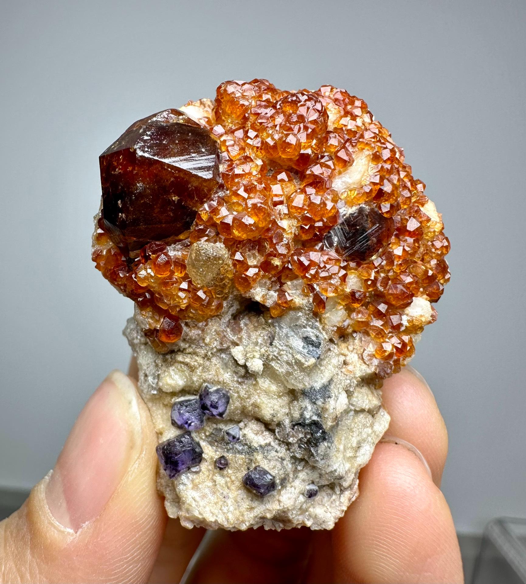 中国福建省産スモーキークリスタルクォーツ入りオレンジガーネット原石