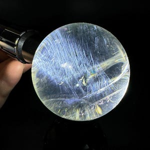 Bellissima sfera di cristallo di quarzo trasparente da 46 mm, sfera di quarzo trasparente a forma di ago blu a forma di esplosione, piume di angelo blu, 140 g