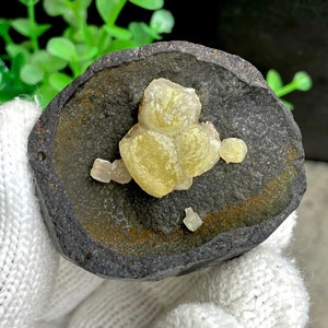 Zeldzame vindbal op calcietspecimen, calcietspecimen op matrix, calciet met bal aan, zeldzaam mineraalspecimen uit de provincie Fujian, China, 60 g
