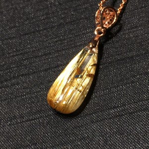 Schöne goldene Rutilquarz Halskette, vergoldeter Rutilquarz Kristall, 22 mm Edelstein Anhänger Halskette, Geschenk für Frauen