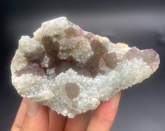 Cristal de fluorita bicolor em forma de cubo, proveniente de Hennan, China. Espécime mineral de fluorita roxa para colecionadores.
