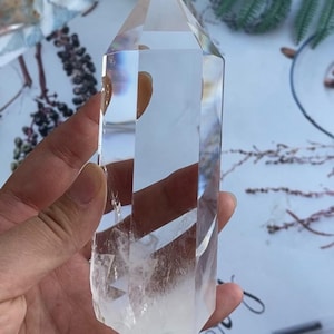 Bellissima torre di quarzo ialino con rutili blu, bacchetta di cristallo ialino con aghi blu, quarzo piume d&#39;angelo blu, 385 g