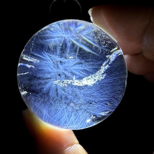 Bellissima sfera di cristallo rutilo blu naturale da 47 mm, sfera di quarzo ialino dal Brasile, sfera di cristallo, piume d&#39;angelo blu, 151 g