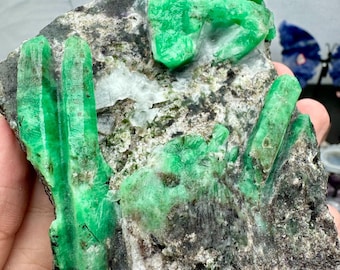 天然グリーンエメラルド標本 グリーンエメラルド標本～知恵と幸運の石 - Etsy 日本