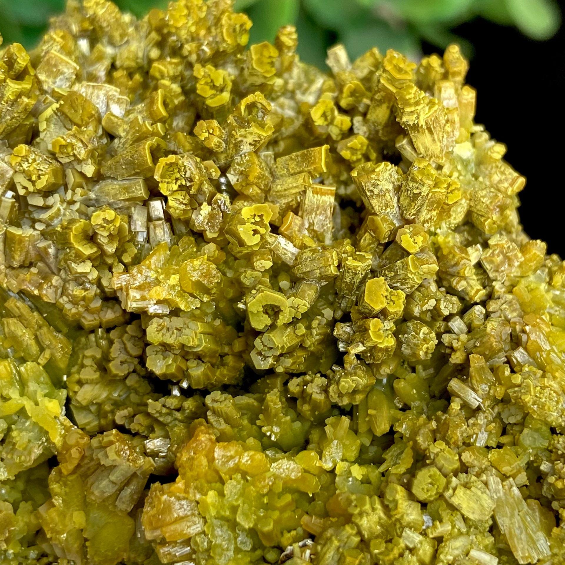 中国・広西産 パイロモルファイト（Pyromorphite）結晶標本｜鮮緑色 グリーンパイロモルファイト結晶、中国広西省産パイロモルファイト鉱物