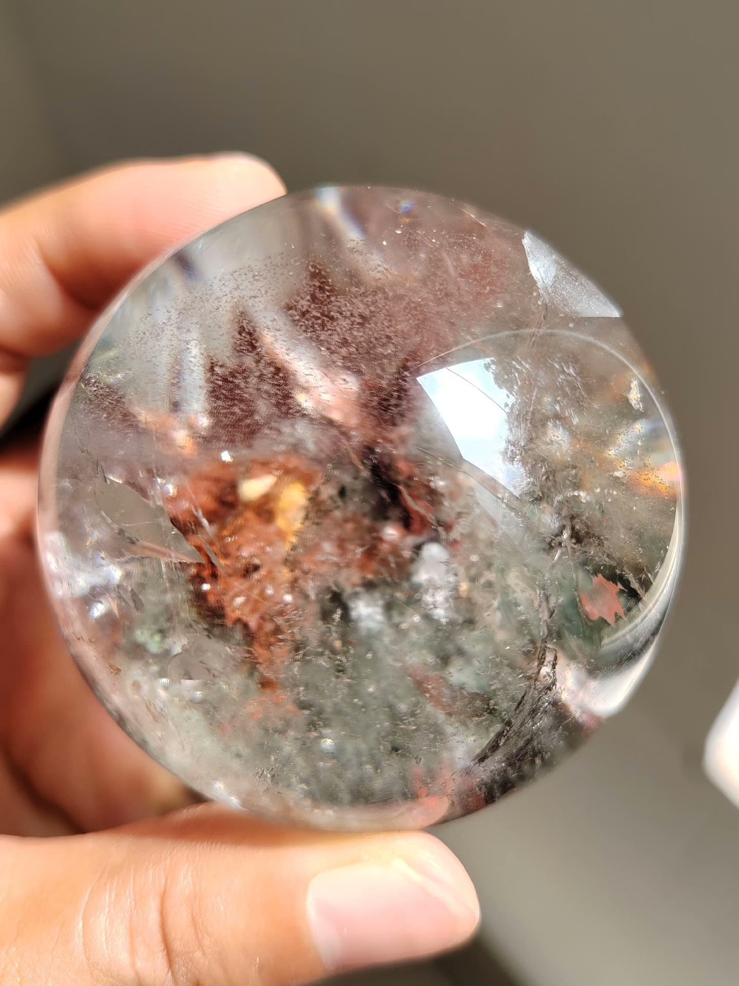 美しい 64 mm レッド ファントム クォーツ スフィア、虹の付いたレッド