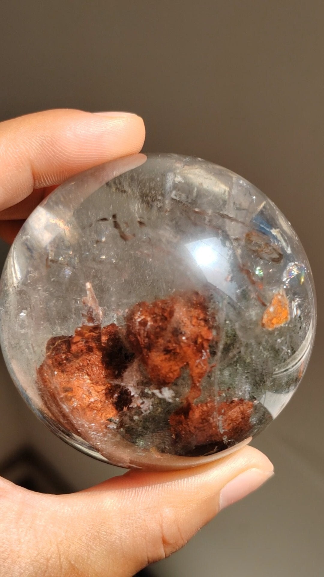 美しい 64 mm レッド ファントム クォーツ スフィア、虹の付いたレッド