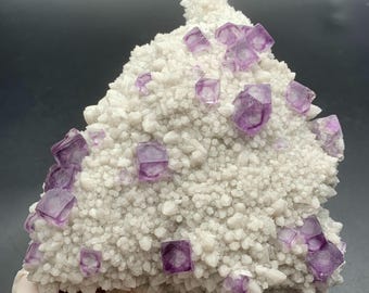Aglomerado de cubos de fluorita roxa, coloração zonada, raro exemplar grande de fluorita para decoração, proveniente de Guizhou, China. Espécimes de cristal de fluorita.