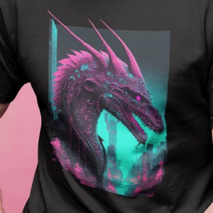 Puede incluir: Una camiseta negra con un estampado gráfico de un dragón rosa y morado con ojos azules brillantes. El dragón está sobre un fondo de una ciudad azul y verde.