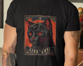 Könnte beinhalten: Schwarzes T-Shirt mit einer Vintage-Illustration einer schwarzen Katze mit roten Augen. Die Illustration ist in einem goldenen Rahmen gehalten und enthält den Text "13" und "Live Evil".