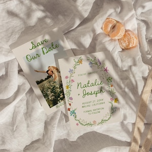 Puede incluir: Papelería de boda con una tarjeta "Save Our Date" con una foto y una invitación adornada con flores. La invitación incluye los nombres "Natalie + Joseph" y los detalles del evento. También hay una bolsa de cuerdas y rodajas de mandarina.