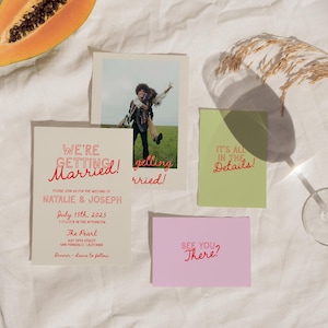 Op de afbeelding: Trouwuitnodigingsset met foto en kaarten. De belangrijkste uitnodigingskaart luidt "We're Getting Married!" met de namen Natalie & Joseph en de datum 15 juli 2025. Andere kaarten luiden "It's all in the Details!" en "See You There?"