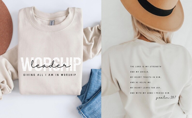 Puede incluir: Sudadera beige con el texto "Worship leader" y "Giving all I am in worship" en la parte delantera. La parte posterior de la sudadera tiene el texto "The Lord is my strength and my shield. My heart trusts in Him, and He helps me. My heart leaps for joy, and with my song I praise Him. Psalm 28:7"