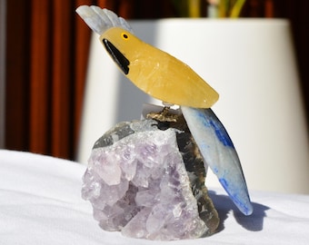 ローズクォーツの鳥の彫刻：アメジストの台座にアベンチュリンの羽根