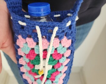 Gestrickter Flaschenhalter, handgefertigter gehäkelter Wasserflaschenhalter, Flaschenhalter zum Umhängen und Strickmütze