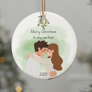 Adorno navideño redondo de cerámica - Feliz Navidad a mi pareja bajo el muérdago
