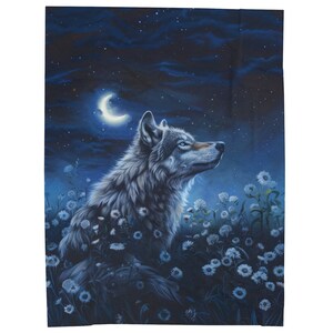 Op de afbeelding: Een witte wolf met blauwe ogen staat in een veld met witte bloemen onder een halve maan en een sterrenhemel.