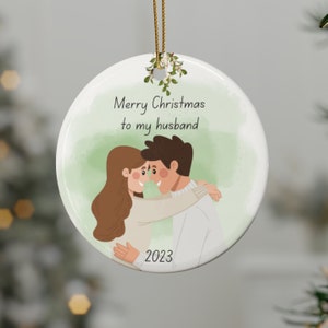 Adorno navideño redondo de cerámica - Feliz Navidad a mi esposo bajo el muérdago