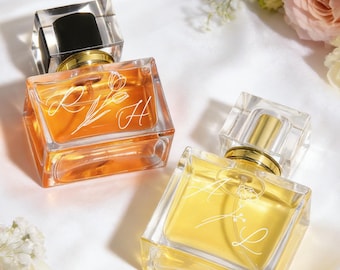 Personalisierte Brautjungfer Parfümflasche, benutzerdefinierte Initiale mit Blumen, Hochzeitsbevorzugung für Brautjungfern, Trauzeugin Geschenk, nachfüllbare Glasflasche