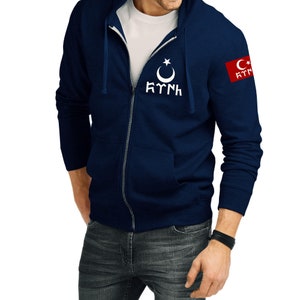 Op de afbeelding: Een donkerblauwe hoodie met rits, met een wit ontwerp van een halve maan en ster aan de voorkant en een rood-witte Turkse vlagpatch op de mouw. De tekst "TÜRKIYE" staat onder de halve maan en ster.