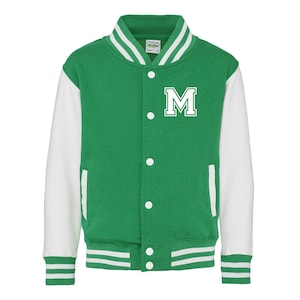 Pu&ograve; includere: Giacca da baseball verde e bianca con una lettera "M" bianca sul davanti. La giacca ha una chiusura con bottoni e polsini e colletto a righe.