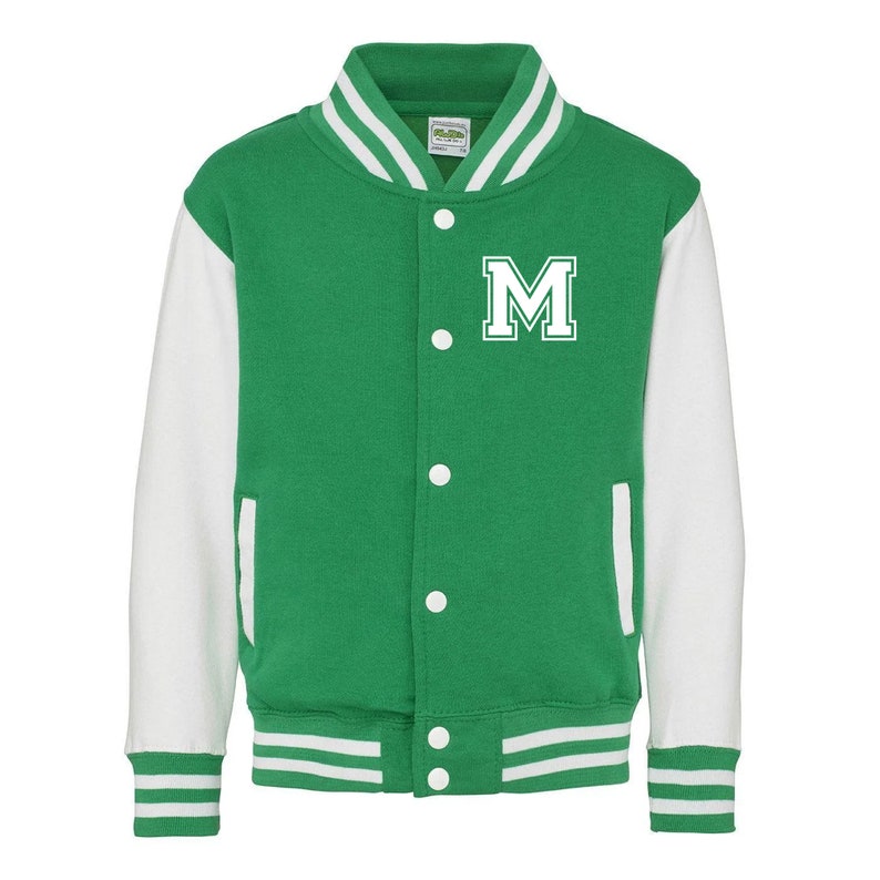 Pu&ograve; includere: Giacca da baseball verde e bianca con una lettera "M" bianca sul davanti. La giacca ha una chiusura con bottoni e polsini e colletto a righe.