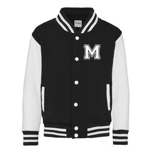 Pu&ograve; includere: Giacca da baseball nera e bianca con una lettera "M" bianca sul davanti. La giacca ha maniche bianche e un corpo nero con strisce bianche sui polsini e sul fondo.