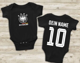 Deutschland Babybody WM 2026 Motiv personalisiert Name Nummer | 100% Baumwolle Fußball Fan Design | Geschenk Geburt Strampler mit Wunschname