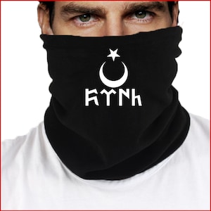 Op de afbeelding: Zwarte nekwarmer met een wit halve maan- en sterontwerp en de tekst "KYYNK" in wit.