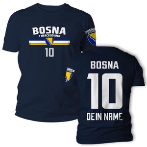 Può includere: Una t-shirt a maniche corte blu navy con il testo BOSNA I HERCEGOVINA, il numero 10 e la bandiera bosniaca sul davanti. Il retro mostra il testo BOSNA, il numero 10 e il testo DE IN NAME in grandi lettere bianche.