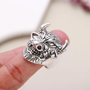 Silver Demon Mask Ring for Men – Gothic Oni Devil Face Statement Ring – Punk Biker Jewelry – Halloween Costume Accessory – Unisex Bold Gift