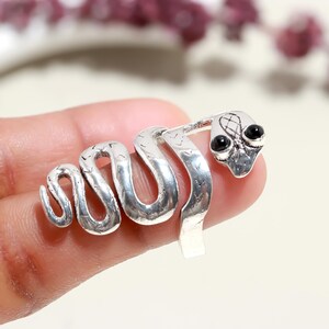 Ormring i sterlingsilver – Justerbar ormring med svarta onyxögon – Unika handgjorda reptilsmycken | 925 silverring | Gåva