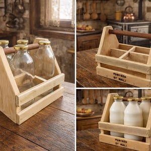 Peut inclure: Un porte-bouteilles à lait en bois avec une poignée, contenant des bouteilles en verre avec des couvercles dorés. Le support a une finition en bois naturel et est conçu pour contenir quatre bouteilles. Le texte "POWERED BY MALI" est imprimé sur le côté.