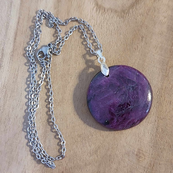 Pendentif en rubis zoïsite.