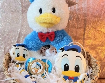 Baby gift basket + Personalized Duck pacifier clip + Plush rattle + Pacifier + Matching ring. Birth