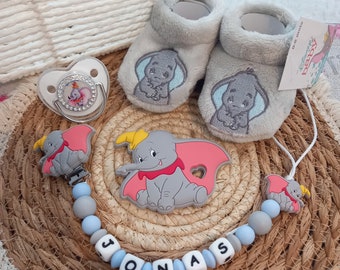 Fliegender Elefant Geschenkkorb zur Geburt + personalisierter Schnullerclip + Hausschuhe + Schnuller + passender Ring