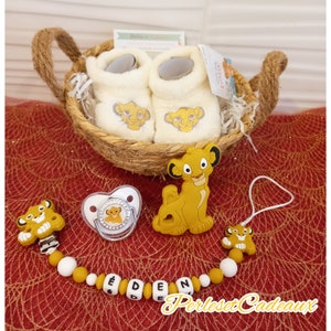 Geschenkkorb zur Geburt eines Löwen + personalisierter Schnullerclip mit Löwenmotiv + Babyschuhe + Schnuller + passender Ring