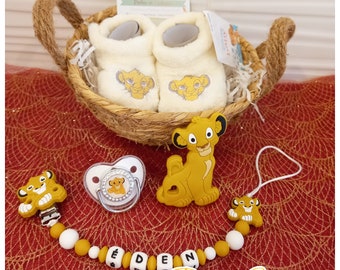 Panier cadeau  naissance  Lion + Attache tétine Personnalisé Lion + Chaussons + Tétine  + Anneau assorti