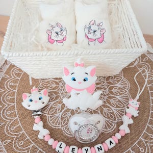 Marie Geburtsgeschenkkorb + personalisierter Marie Schnullerclip + Schühchen + Schnuller + Marie Silikon