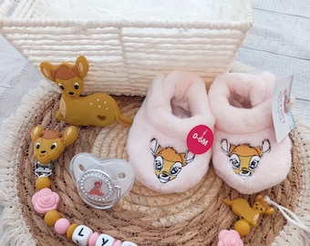 Geschenkkorb zur Geburt von Bambi + personalisierter Schnullerclip für Bambi-Mädchen + Hausschuhe + Schnuller + passender Ring