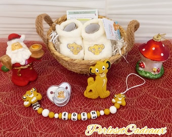 Cesta regalo Nacimiento Rey León Simba + Clip chupete Rey León personalizado + Pantuflas + Chupete + Simba silicona a juego