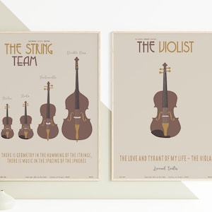 Könnte beinhalten: Zwei gerahmte Poster mit Illustrationen von Streichinstrumenten. Das erste Poster zeigt einen Kontrabass, eine Bratsche, eine Geige und eine Geige. Das zweite Poster zeigt eine Bratsche. Der Text auf dem ersten Poster lautet "The String Team" und "There is geometry in the humming of the strings, there is music in the spacing of the spheres". Der Text auf dem zweiten Poster lautet "The Violist" und "The love and tyrant of my life - the viola".