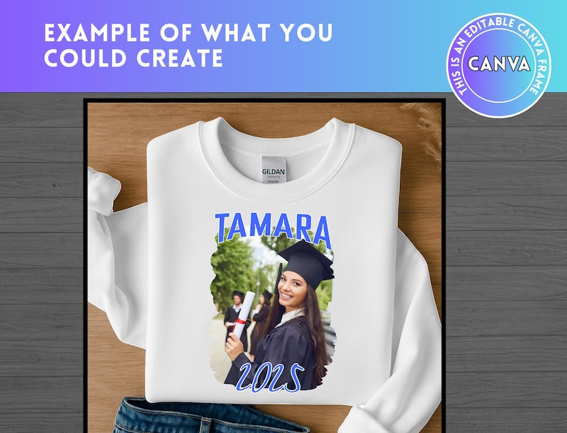 Puede incluir: Sudadera blanca con una foto de graduaci&oacute;n azul con gorro y bata, el nombre Tamara y el a&ntilde;o 2025 impresos en ella.