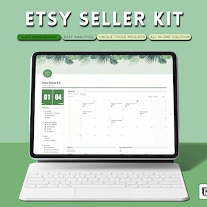 Könnte beinhalten: Ein weißer Laptop, auf dem ein Notion-Arbeitsbereich mit dem Text "Etsy Seller Kit" und einem Kalender angezeigt wird. Der Arbeitsbereich enthält eine To-Do-Liste und einen Abschnitt mit der Bezeichnung "Financials". Der Laptop befindet sich auf einer weißen Tastatur und einem grünen Hintergrund.