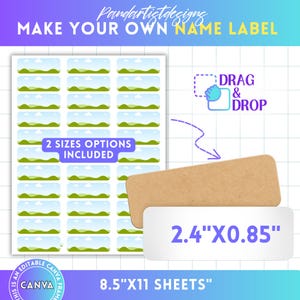 Può includere: Un foglio di etichette con un design paesaggistico, con colline verdi e cieli blu. Il foglio include 2 dimensioni, con dimensioni di 6,1 cm x 2,2 cm. È visibile anche il testo "MAKE YOUR OWN NAME LABEL" e "DRAG & DROP".