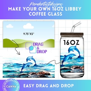 Könnte beinhalten: Ein 16oz klarer Glas-Kaffebecher mit braunem Deckel und Strohhalm. Der Becher hat ein Design mit drei blauen Delfinen, die aus dem Wasser springen, vor einem blauen und weißen Ozean-Hintergrund. Der Text "16OZ" ist auf den Becher gedruckt. Das Bild zeigt auch eine 9,75" x 5" Vorlage mit einem Drag-and-Drop-Bereich zum Anpassen des Bechers.