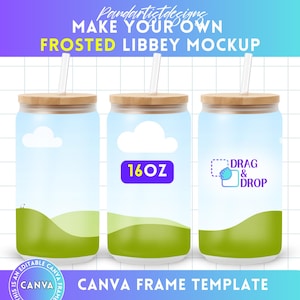 Op de afbeelding: Drie 16oz frosted glazen bekers met bamboe deksels en rietjes. De bekers hebben een blauwe gradiënt achtergrond met een witte wolk en groene heuvels aan de onderkant. De middelste beker heeft de tekst "16OZ" in paars. De rechter beker heeft een sleep-en-neerzetgebied met de tekst "DRAG & DROP".